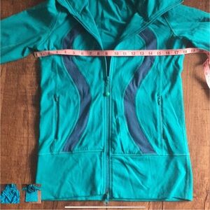 Lululemon Teal Hoodie with dark blue Accents , size 6, excellent condition